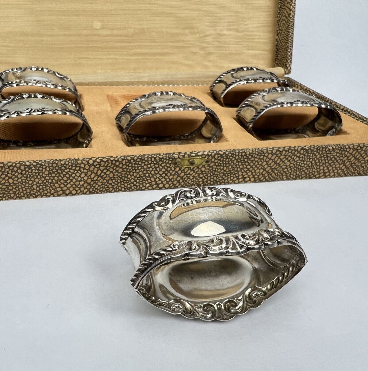 Antique Boxed Set of 6 ARGENTO 800 Italian SILVER Repousse Baroque Napkin Rings